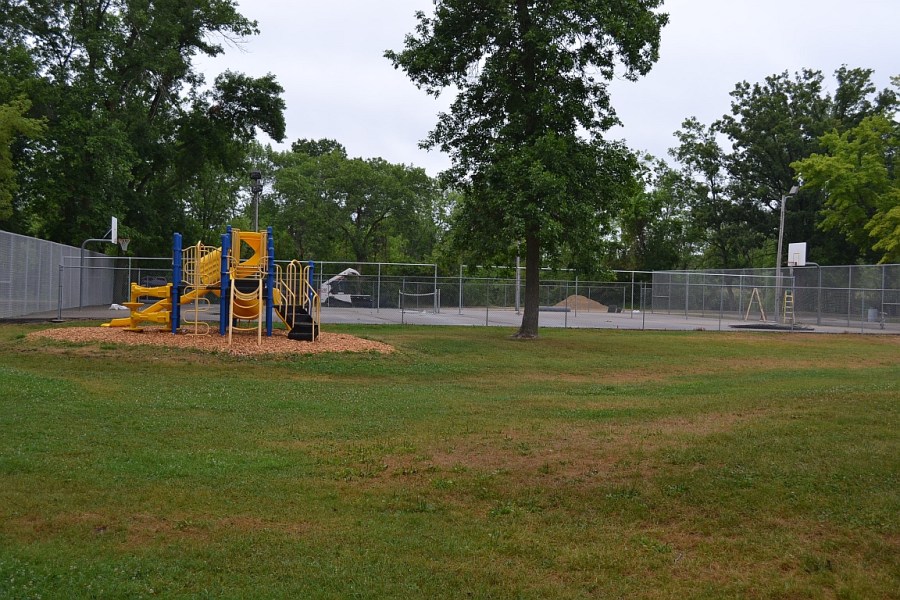 Lindsay Park basketball and tennis court and playground